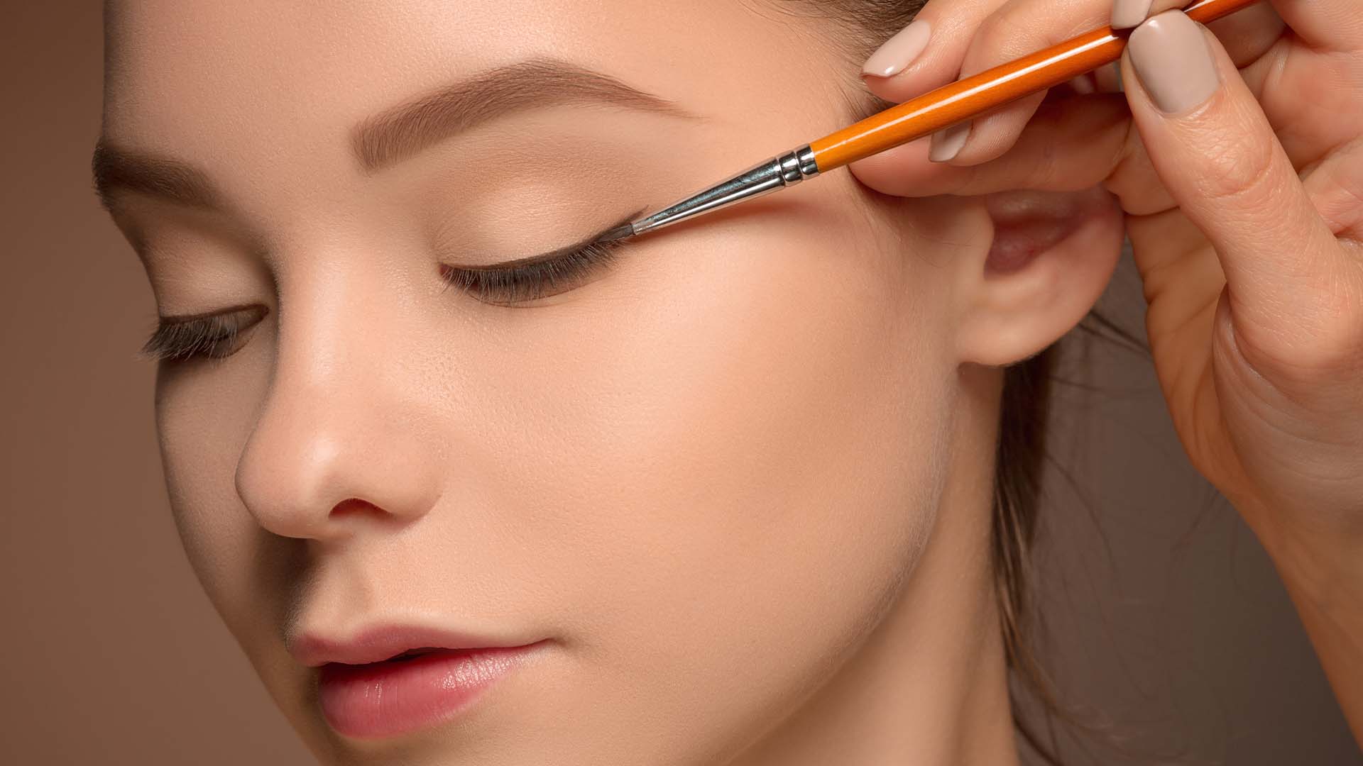 Visagist: „Die Verwendung von dickem Eyeliner kann die Augen kleiner wirken lassen.“