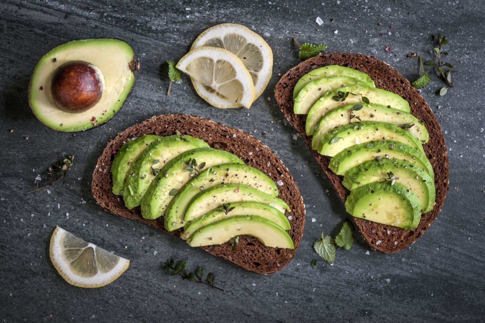 Der ultimative Trick, wie man eine harte Avocado ohne Mikrowelle schnell reifen lässt