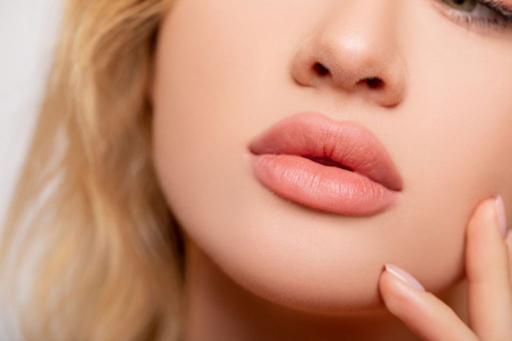Meine Großmutter hat mir beigebracht, dass die beste Lippenstiftfarbe die ist, die man sieht, wenn man den Finger an die Lippen drückt.