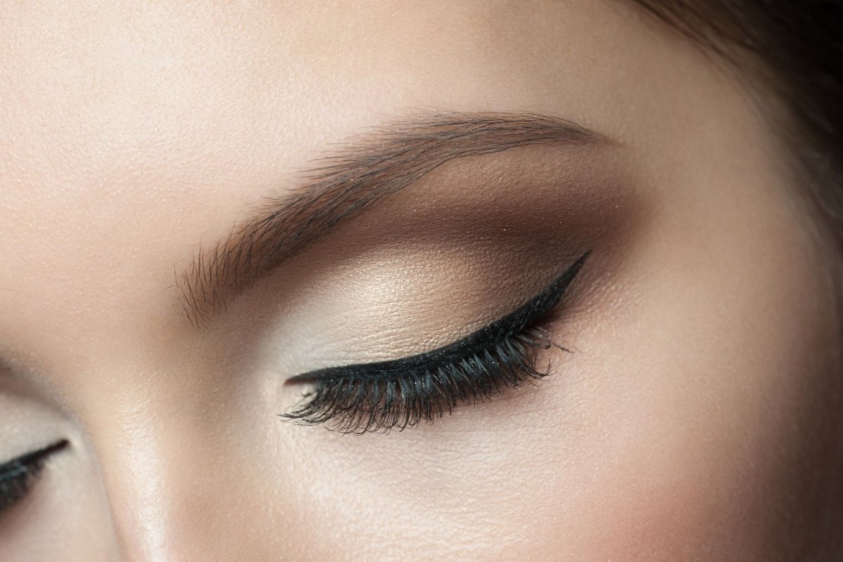Einfacher Make-up-Trick für einen Lidstrich in 3 Sekunden. Probieren Sie es aus!
