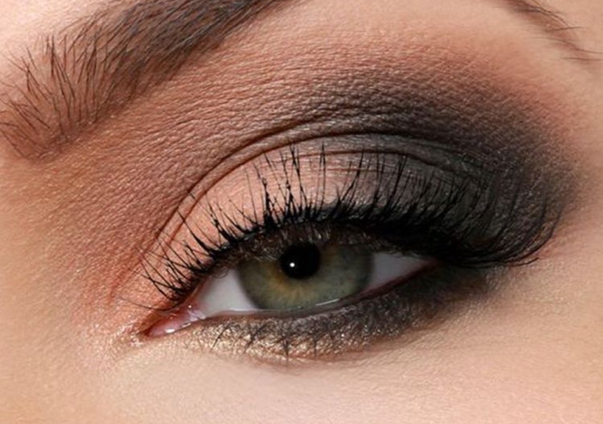 In 3 einfachen Schritten und ohne Eyeliner: So kreieren Sie diesen Sommer den angesagtesten „Cat-Eye”-Make-up-Look