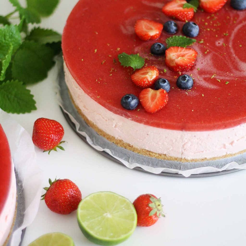 Kalter Käsekuchen mit Früchten und Gelee