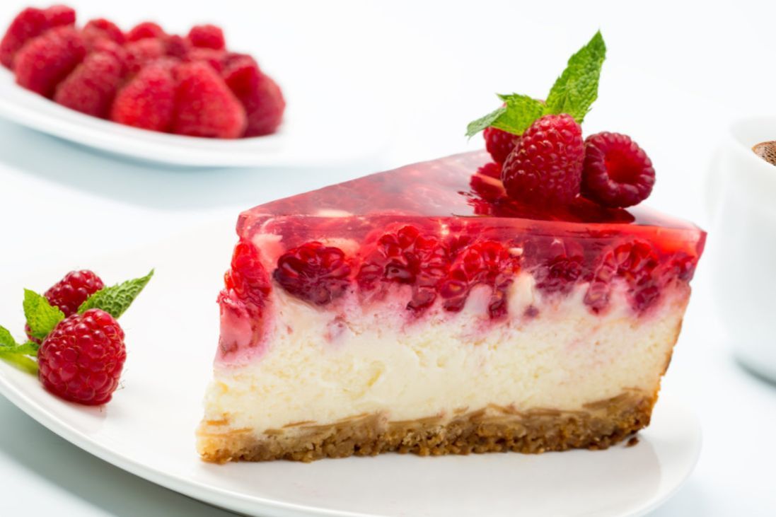 Kalter Käsekuchen mit Früchten und Gelee