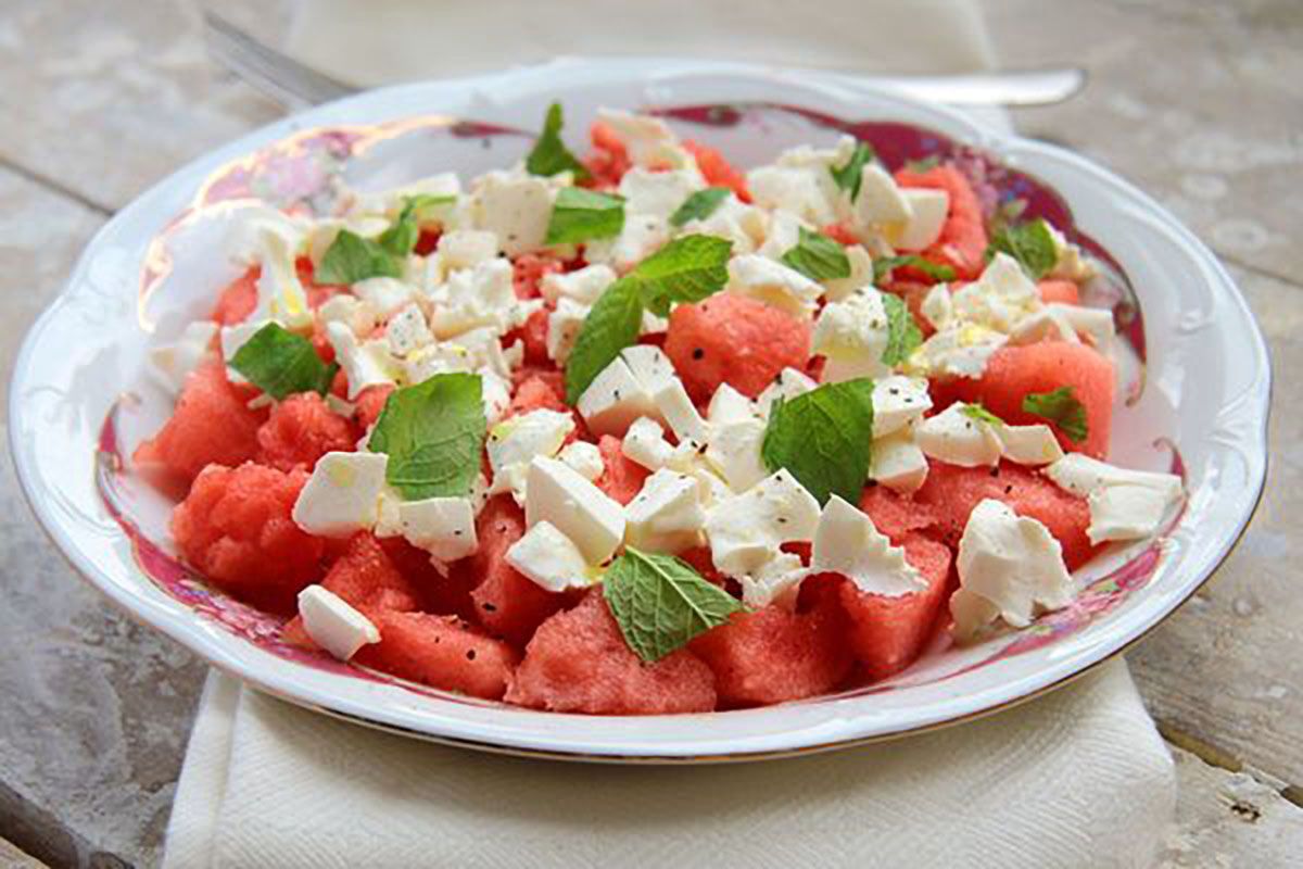 Dieser Wassermelonensalat lässt Sie Salat und Tomaten vergessen (und Sie brauchen nur ein paar Zutaten)