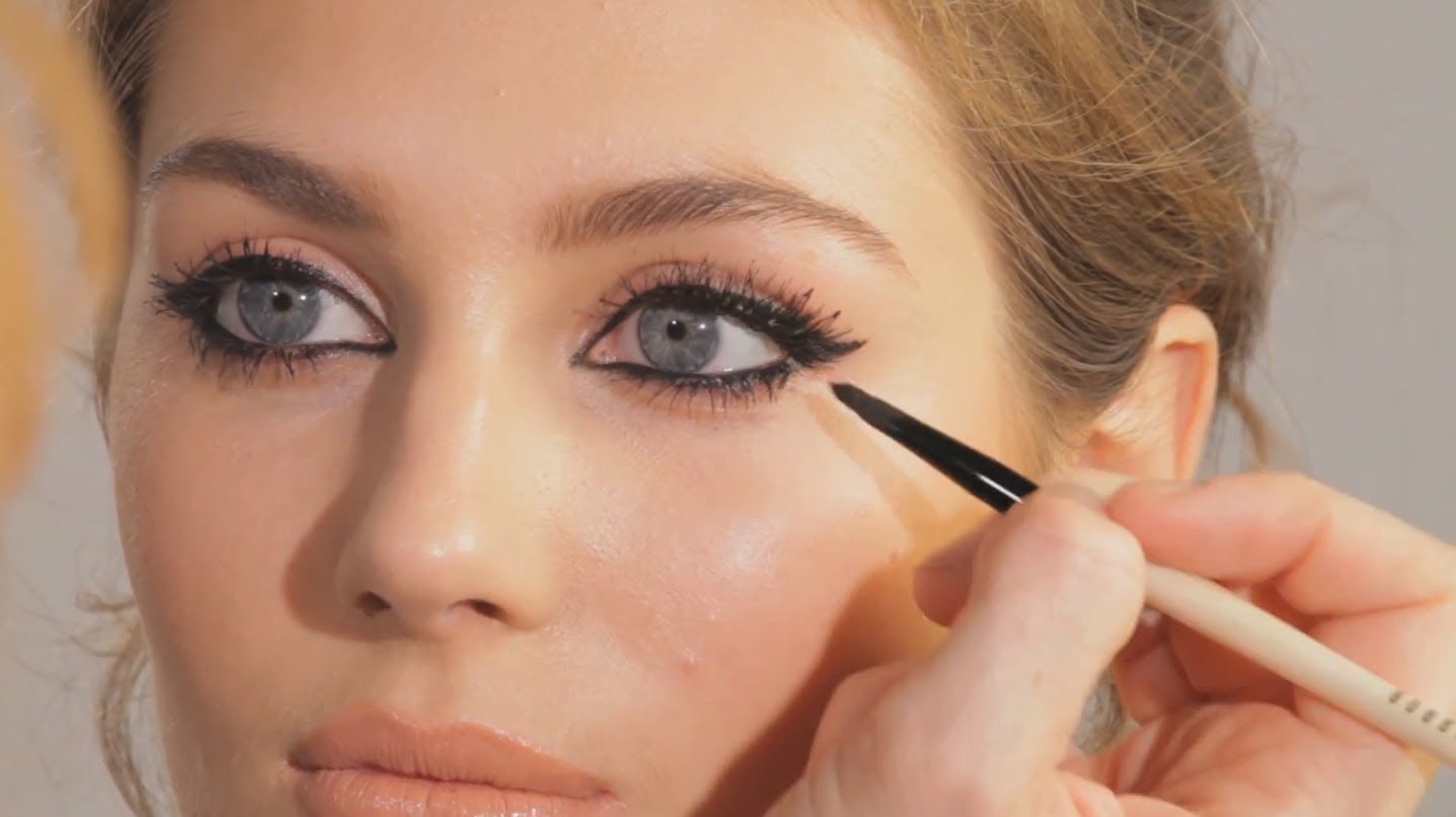 Visagist: „Die Verwendung von dickem Eyeliner kann die Augen kleiner wirken lassen.“