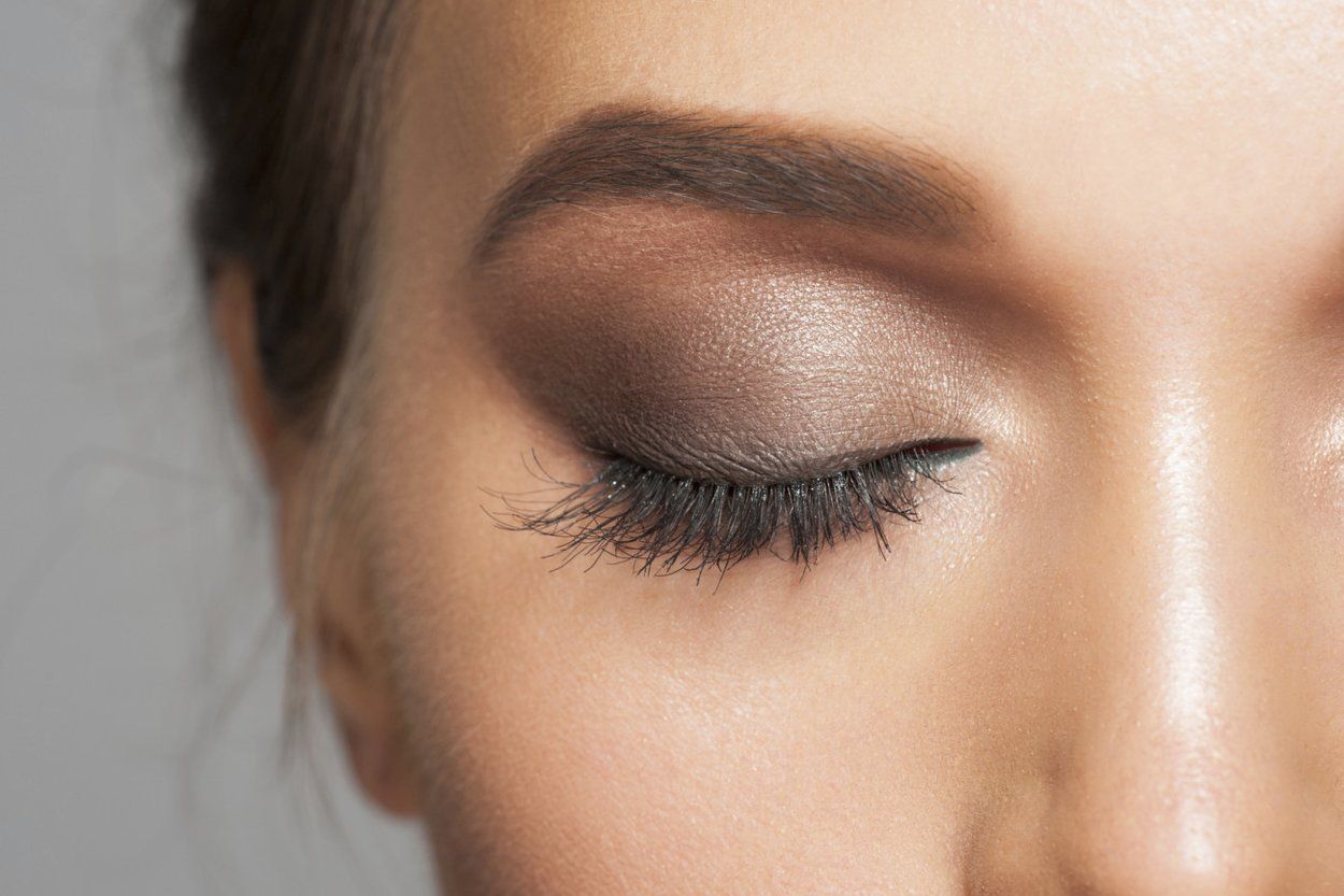 In 3 einfachen Schritten und ohne Eyeliner: So kreieren Sie diesen Sommer den angesagtesten „Cat-Eye”-Make-up-Look