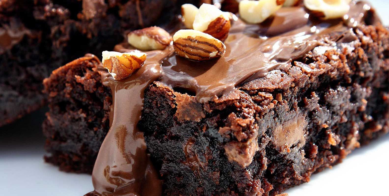 Ohne Backofen und in nur 20 Minuten: Der perfekte Sommerdessert ist ein halbgekühlter Kuchen mit Schokolade und Nüssen.