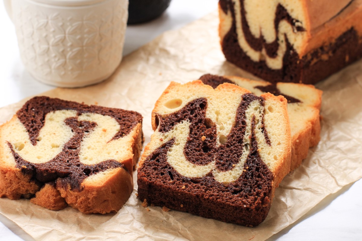 Dies ist ein einfacher und außergewöhnlich luftiger Kuchen. Wenn Sie seinen Namen erfahren, werden Sie lachen.