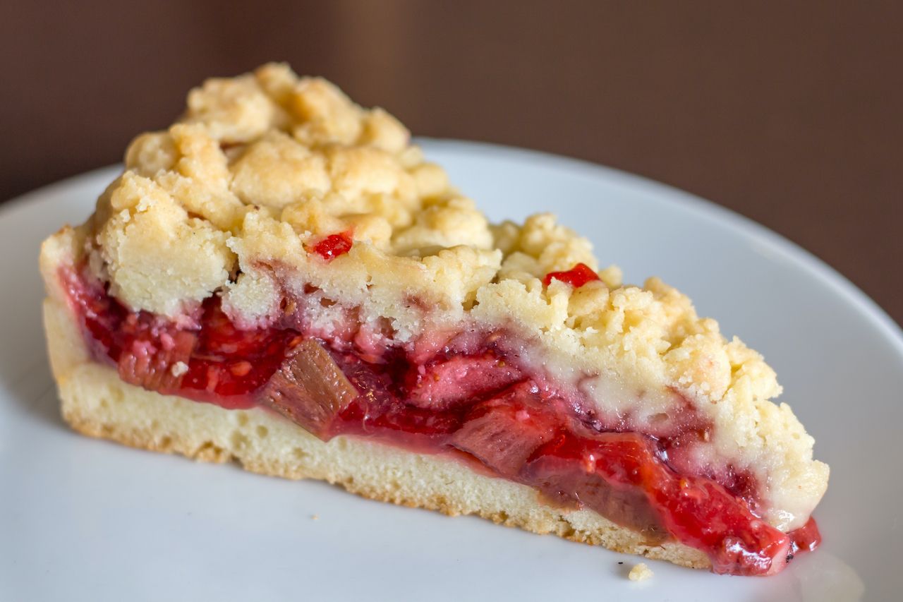 Leicht wie eine Feder. Fluffiger Biskuit mit Gelee und Früchten