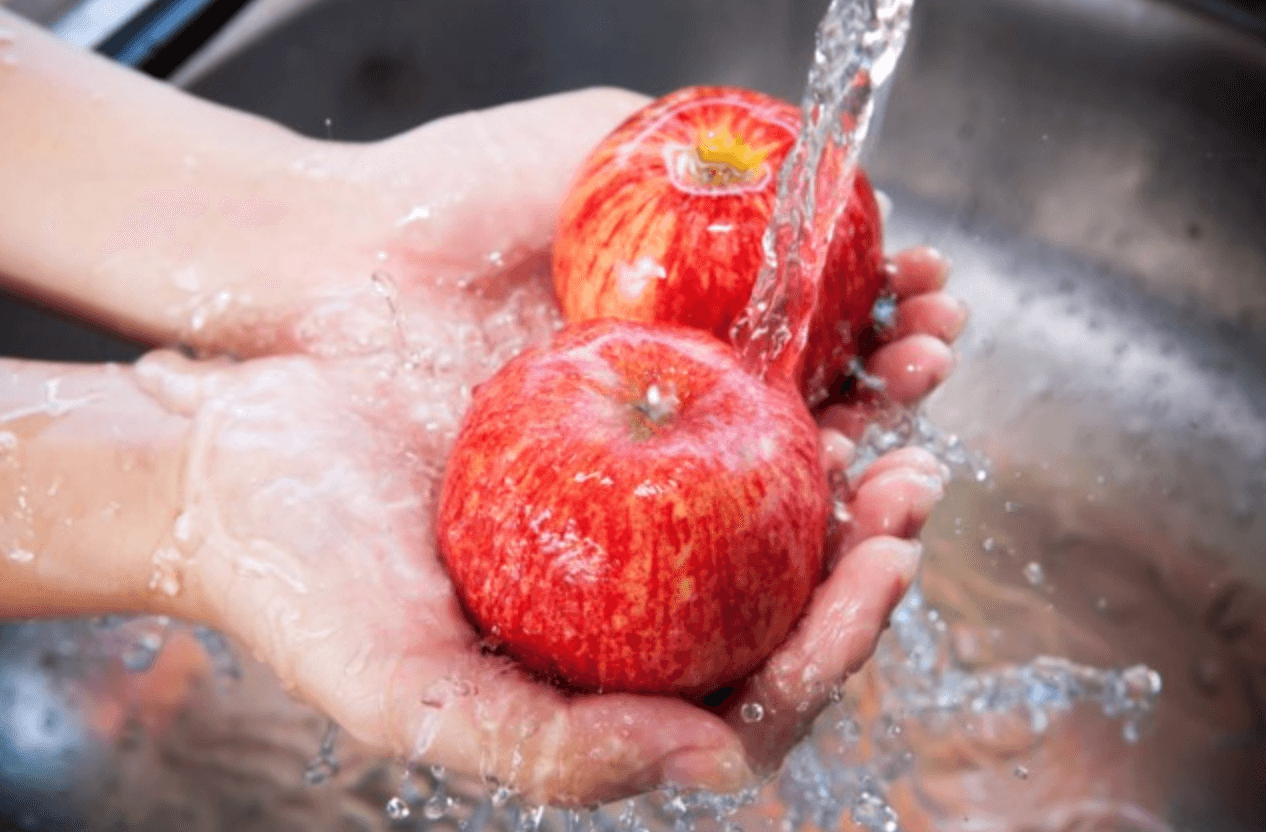 Werfen Sie Flaschenverschlüsse nicht weg: Großmutters Geheimnis gegen Fruchtfliegen