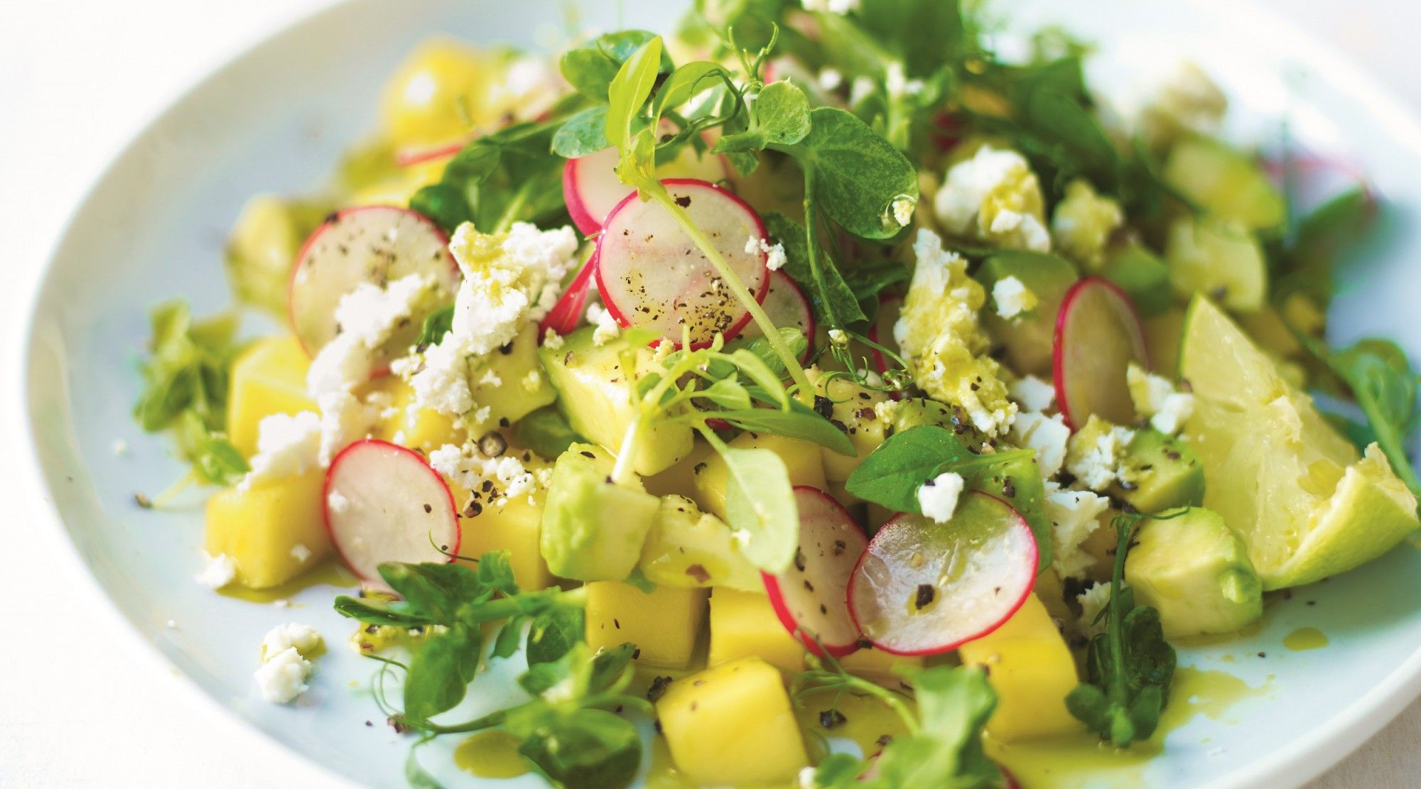 Dieser Salat passt gut zu Wurst und gebratenem Schweinefleisch. Rezept für eine Grill-Delikatesse