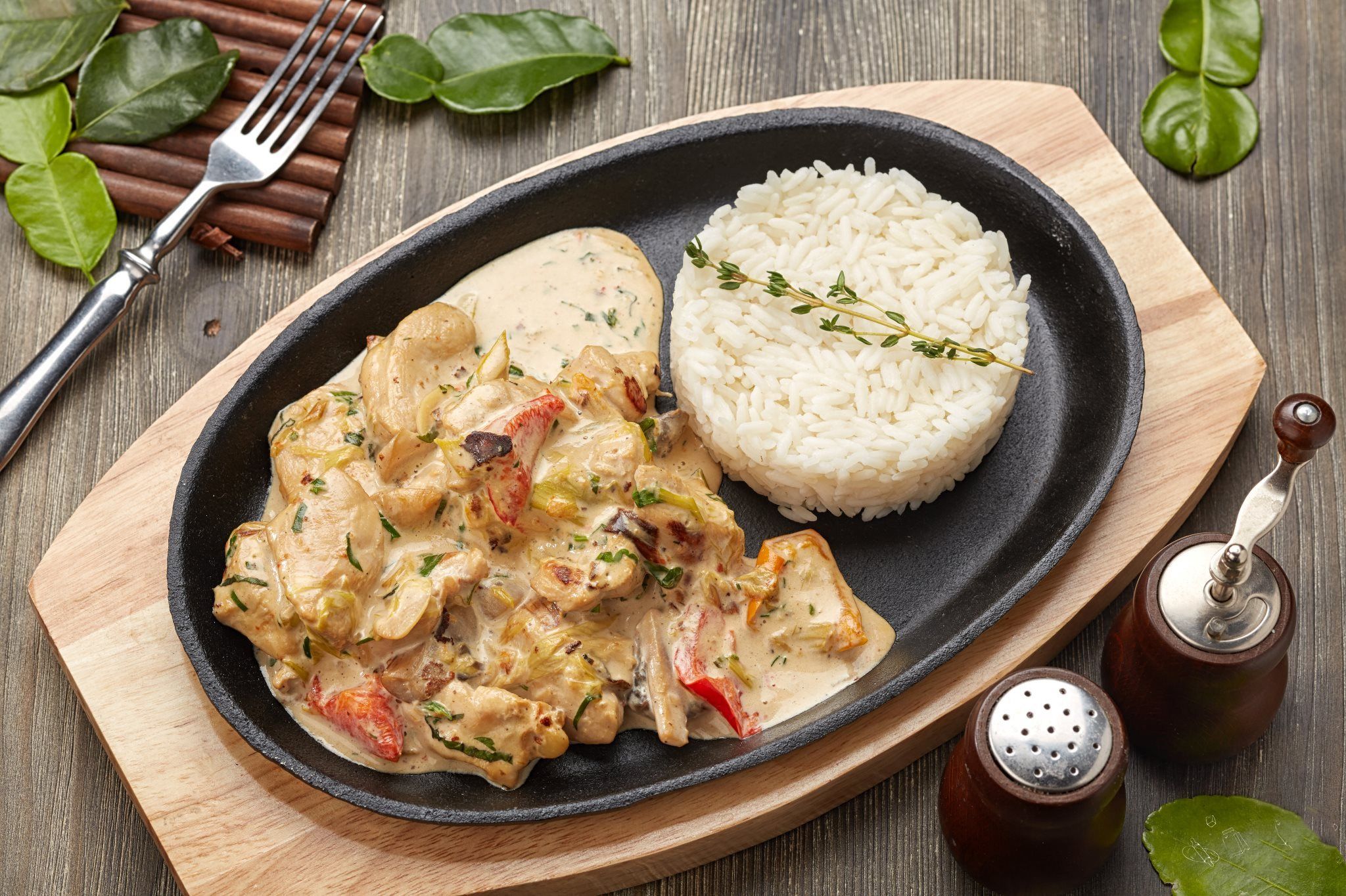 Hähnchen in Sahnesauce – ein sehr einfaches Rezept, das man immer wieder kochen möchte