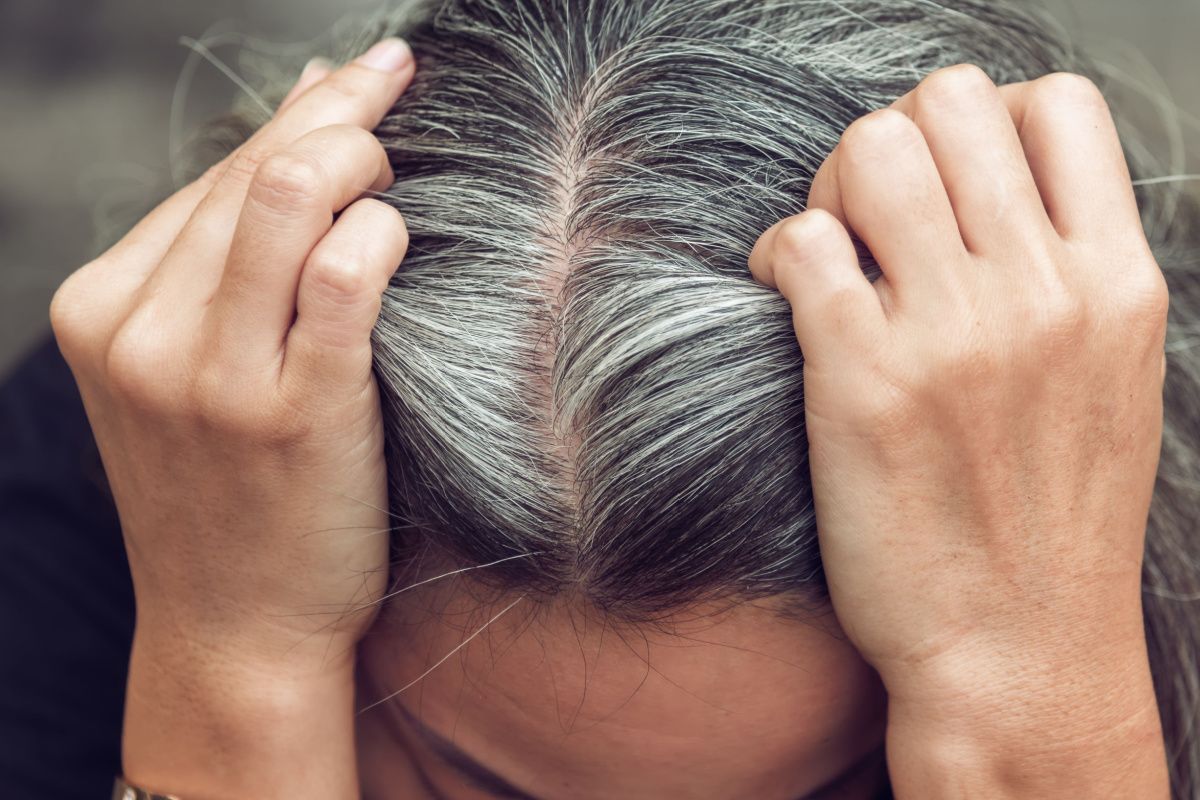 Auf Wiedersehen, graue Haare: Ein einfacher Trick mit natürlicher Haarfarbe, um die Haarfarbe wiederherzustellen