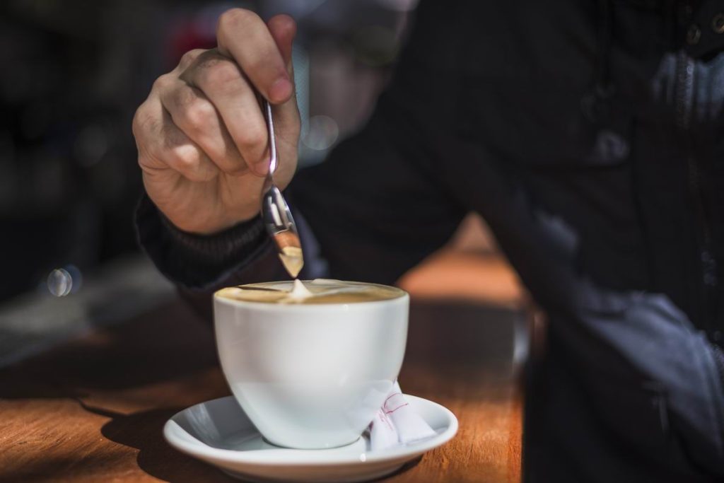 Geben Sie 1 Teelöffel in Ihren Kaffee und trinken Sie ihn jeden Morgen. Ihre Gelenke werden nicht mehr knacken und Ihr Darm wird wie ein Uhrwerk funktionieren.