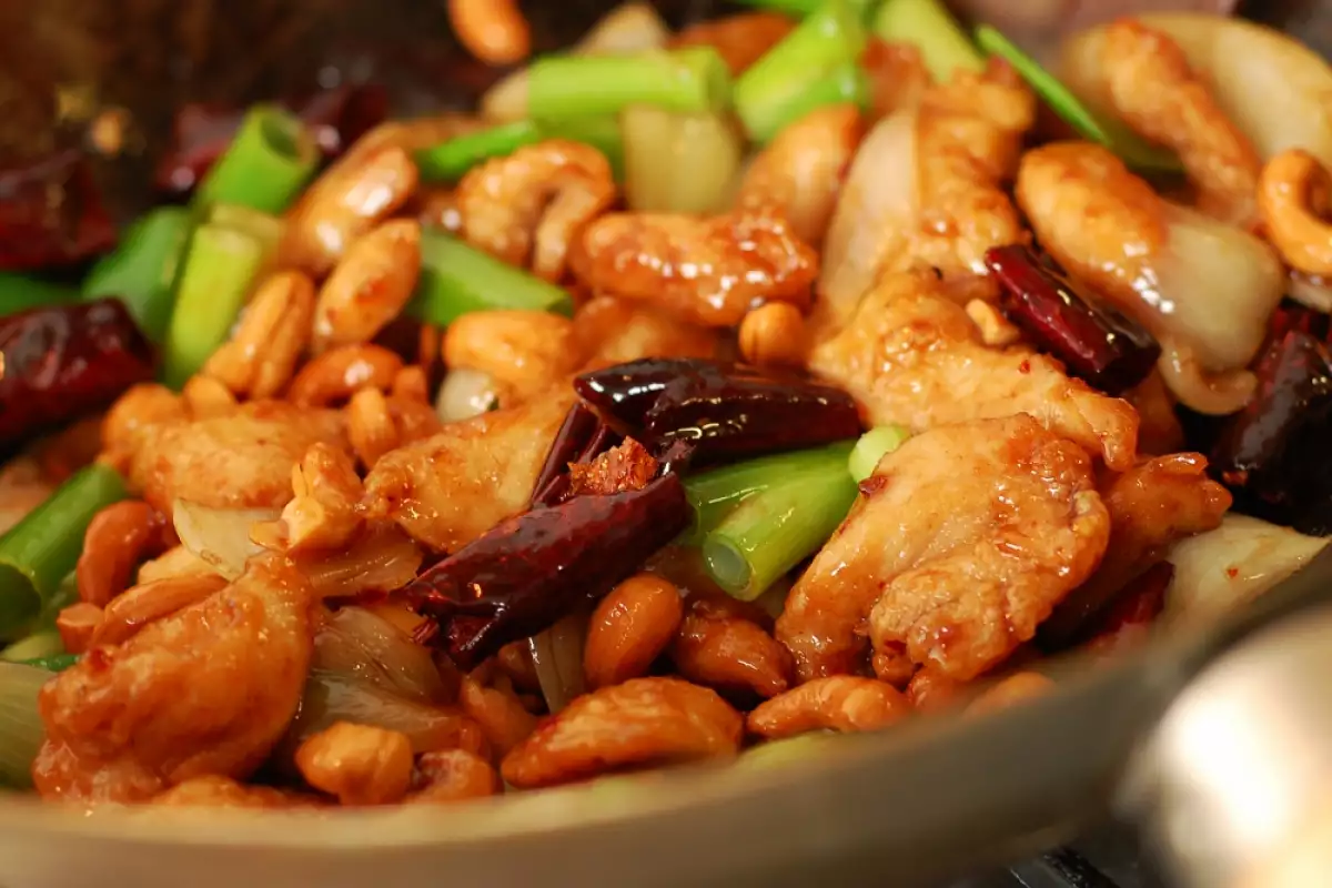 Hähnchen schmeckt wie chinesisches Essen zum Mitnehmen, wenn Sie 2 einfache Zutaten hinzufügen