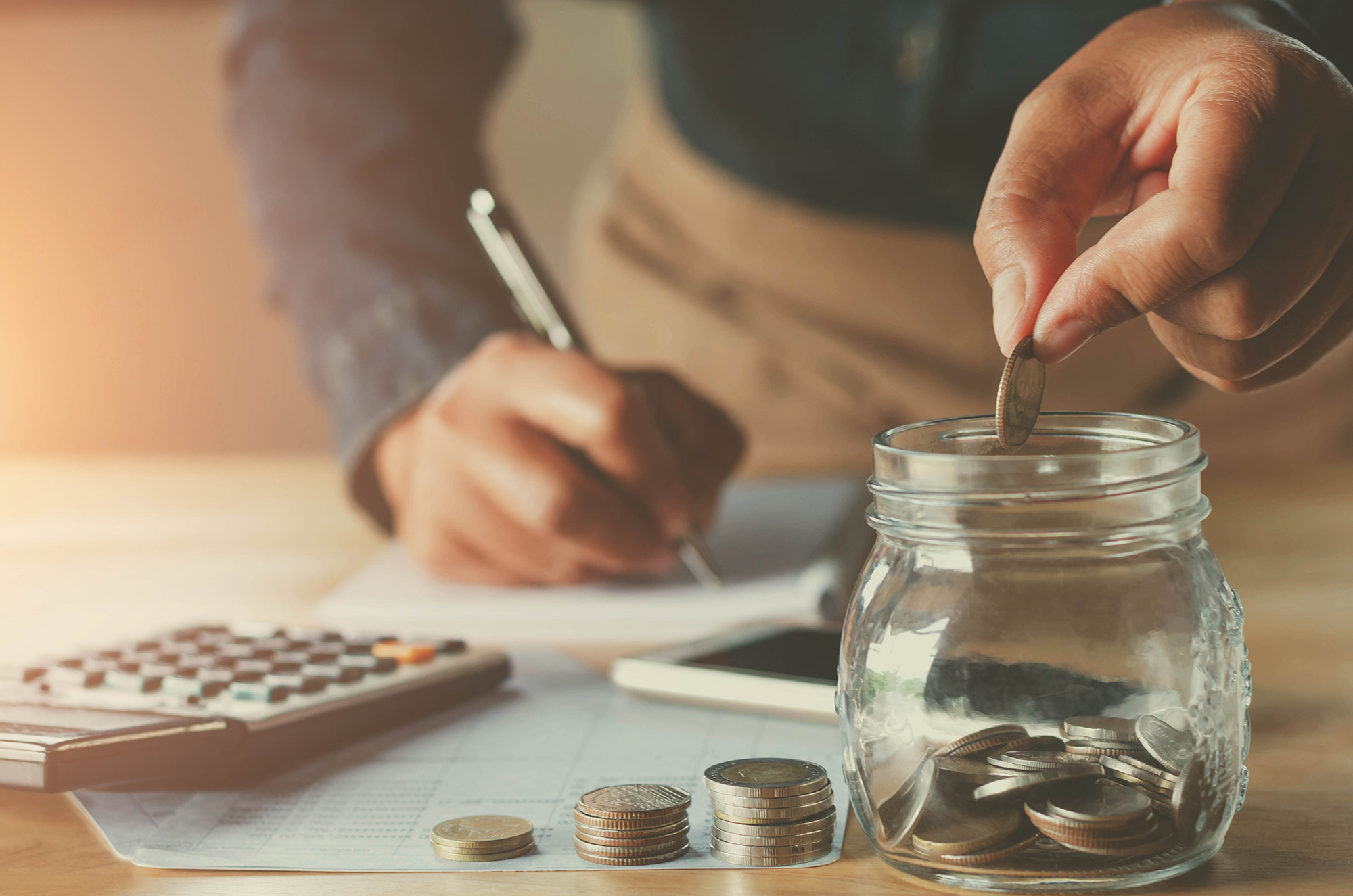 Eine Studie zeigt, dass diese einfache Geste mit Geld typisch für die glücklichsten und ausgeglichensten Menschen ist