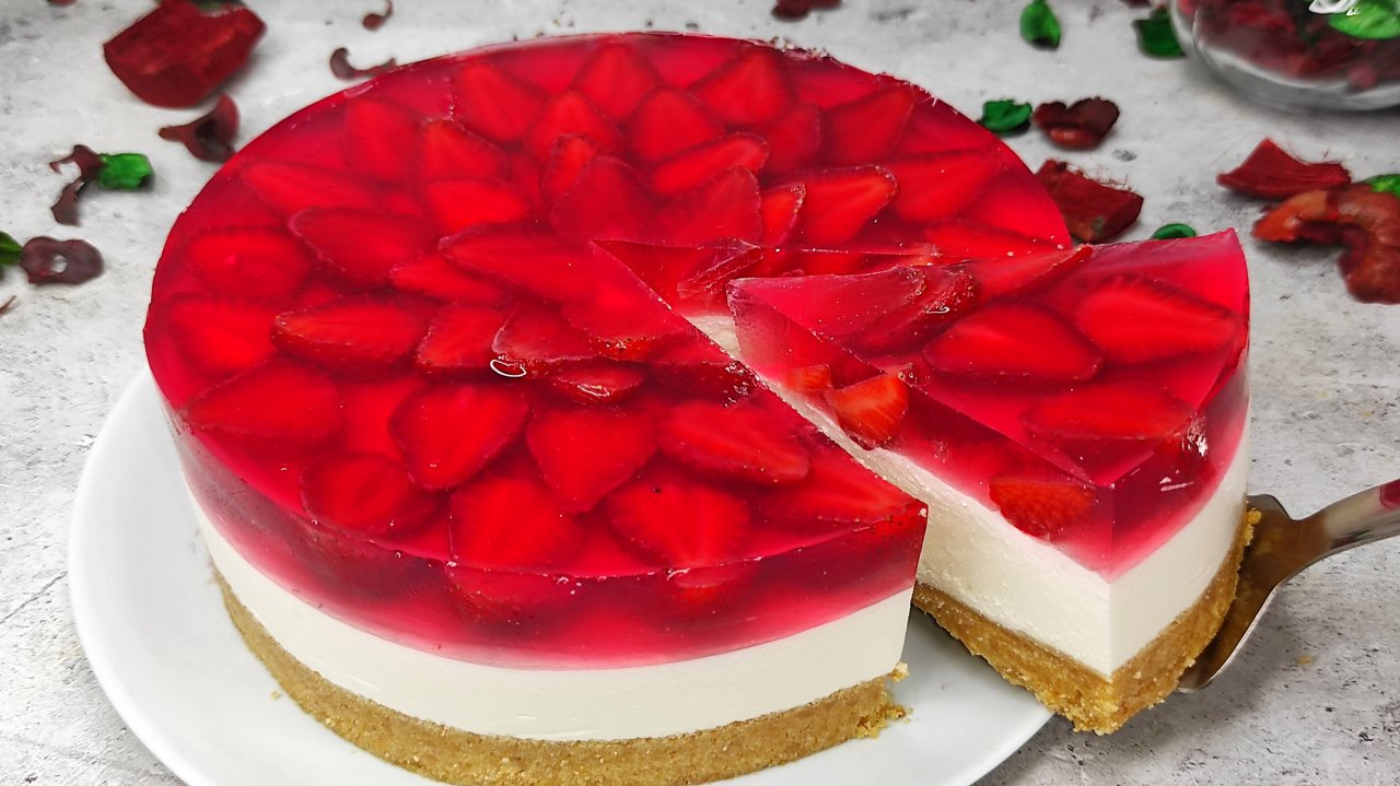 Kalter Käsekuchen mit Früchten und Gelee