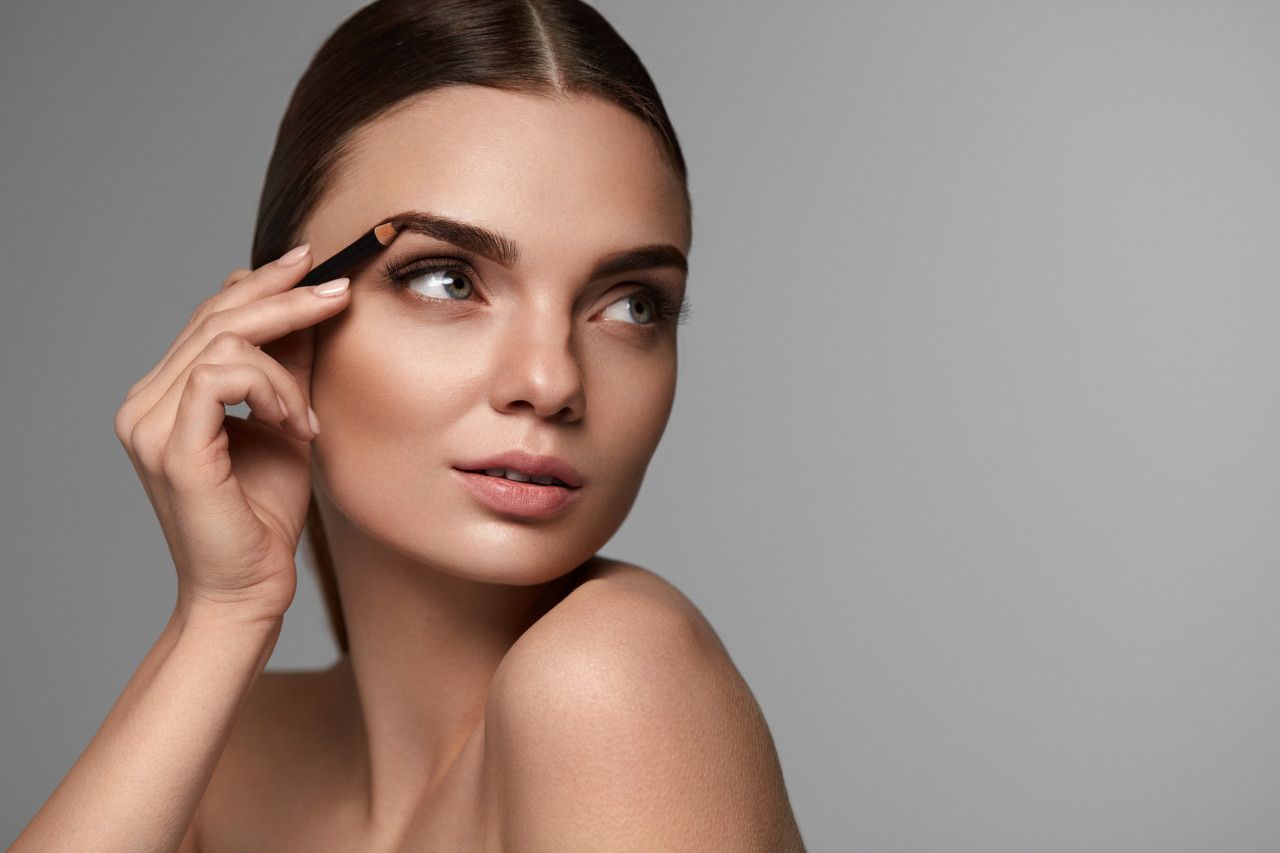 Auf Wiedersehen, Microblading: Dies ist die schnellste und einfachste Methode, um zu Hause perfekte Augenbrauen zu kreieren und Lücken zu füllen.