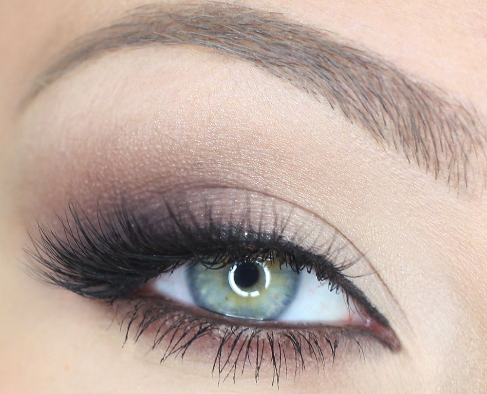 In 3 einfachen Schritten und ohne Eyeliner: So kreieren Sie diesen Sommer den angesagtesten „Cat-Eye”-Make-up-Look