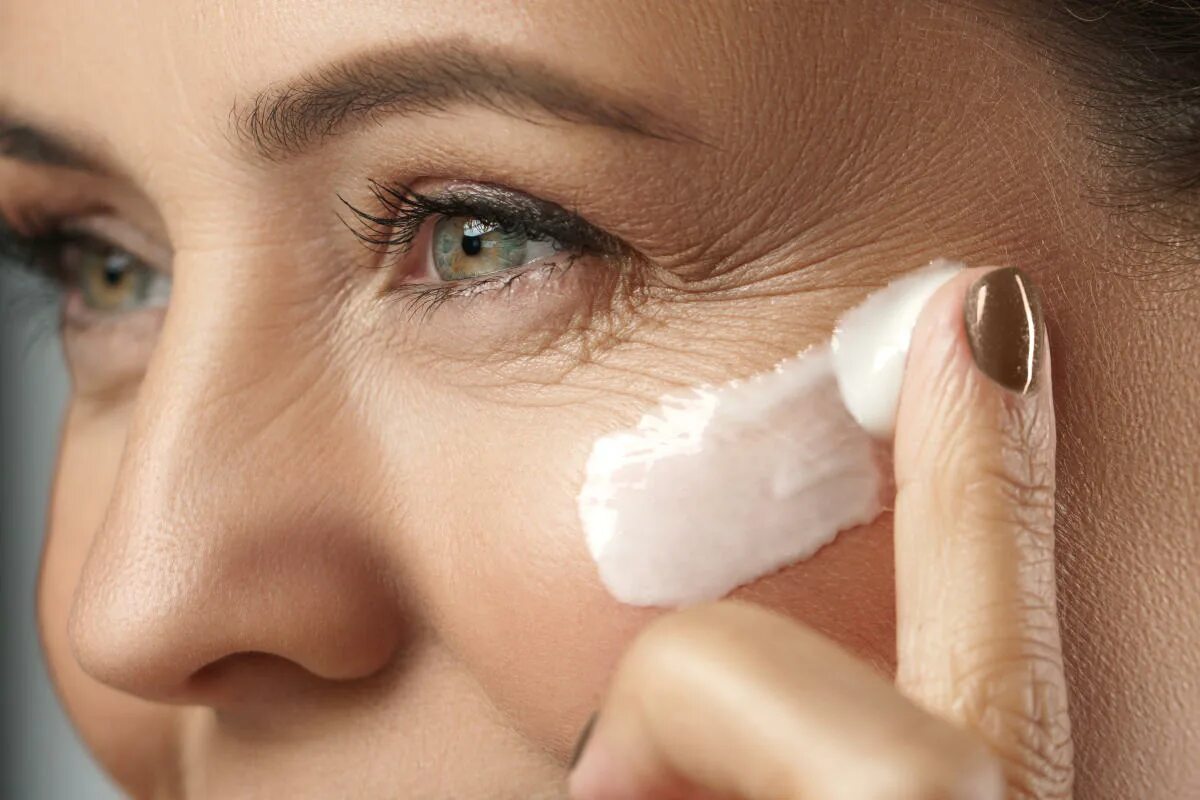 Hautpflege im Sommer: Wichtige Tipps gegen Trockenheit, Rötungen und Spannungsgefühle