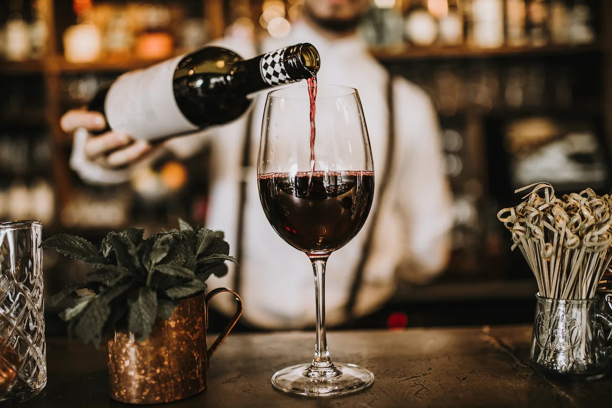 Wichtiger Hinweis eines Kellners: Trinken Sie niemals Wein in einer Bar oder einem Restaurant, wenn Sie dies sehen