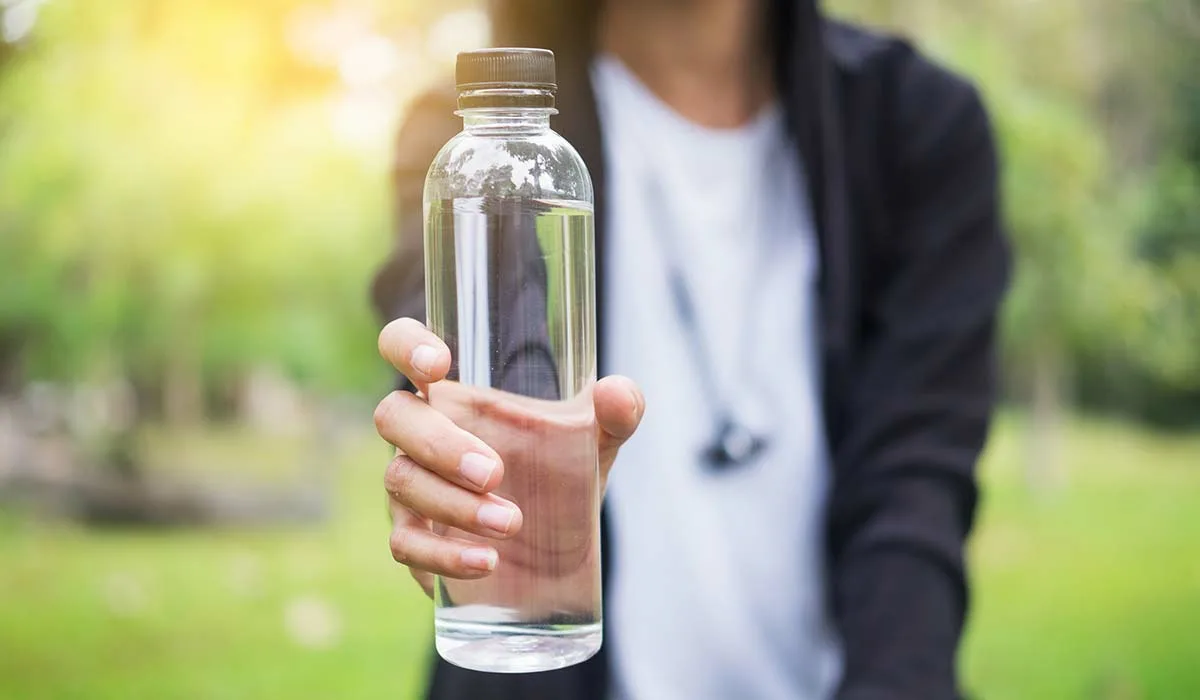 Dieses Wasser ist giftig. Die Deutschen wissen das nicht, aber sie trinken es in großen Mengen.