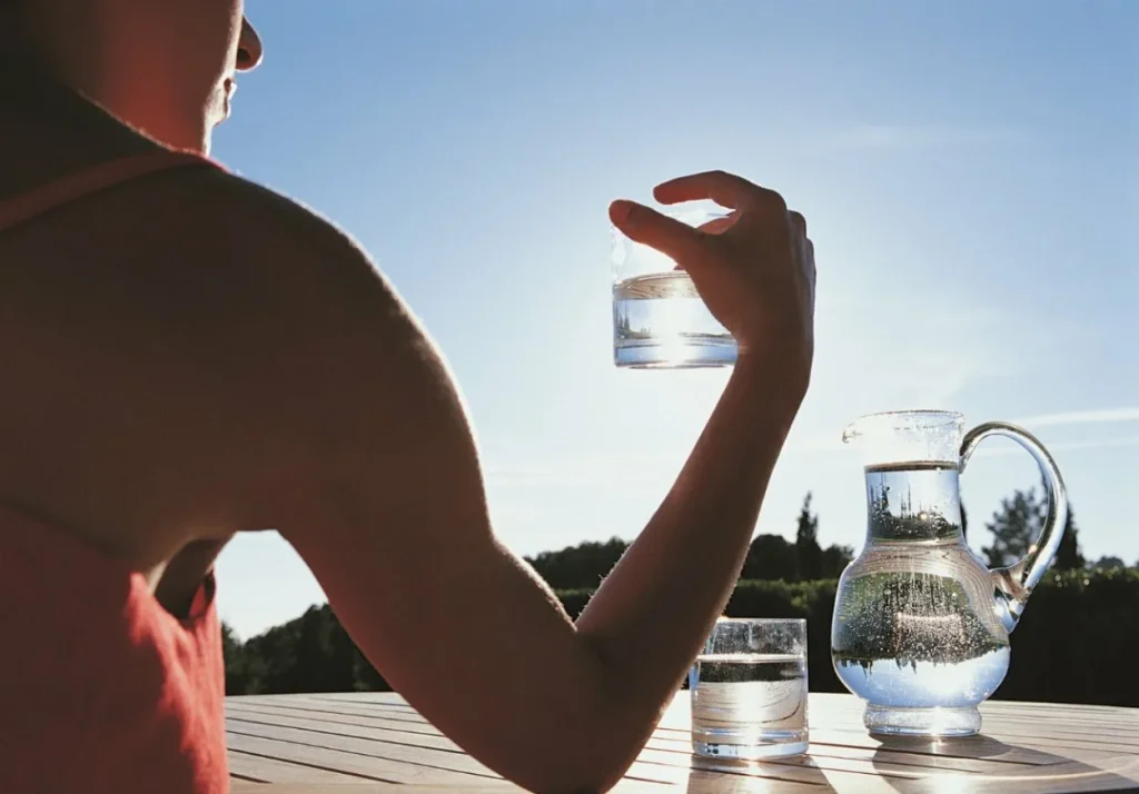 Die Wassermenge, die Sie trinken sollten, um den Blutzucker zu senken und den Cholesterinspiegel zu regulieren
