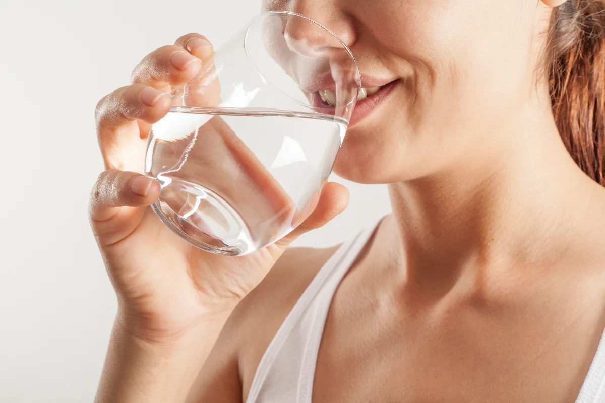 Die Wassermenge, die Sie trinken sollten, um den Blutzucker zu senken und den Cholesterinspiegel zu regulieren