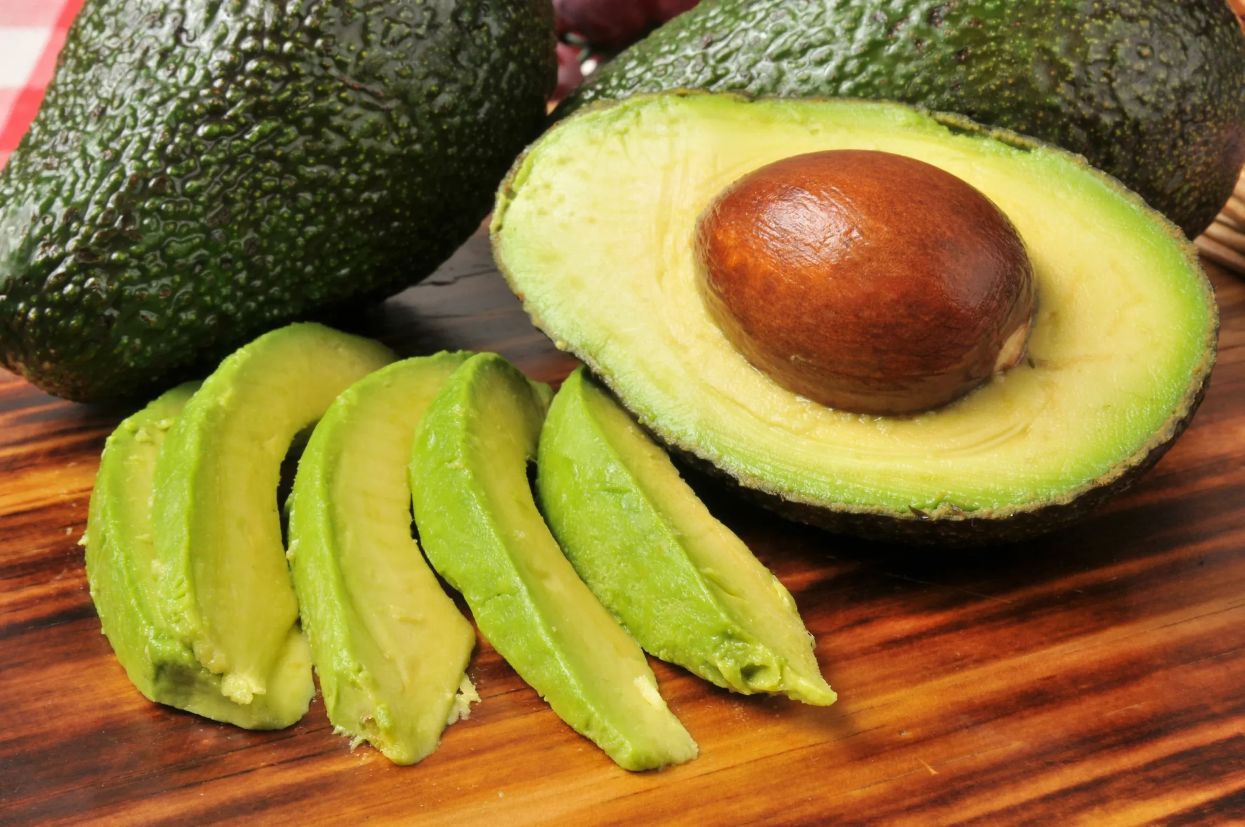 Der ultimative Trick, wie man eine harte Avocado ohne Mikrowelle schnell reifen lässt