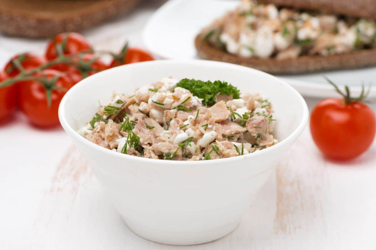 Ich nehme Quark und Thunfisch. In einer Minute habe ich ein sättigendes, proteinreiches Frühstück fertig.