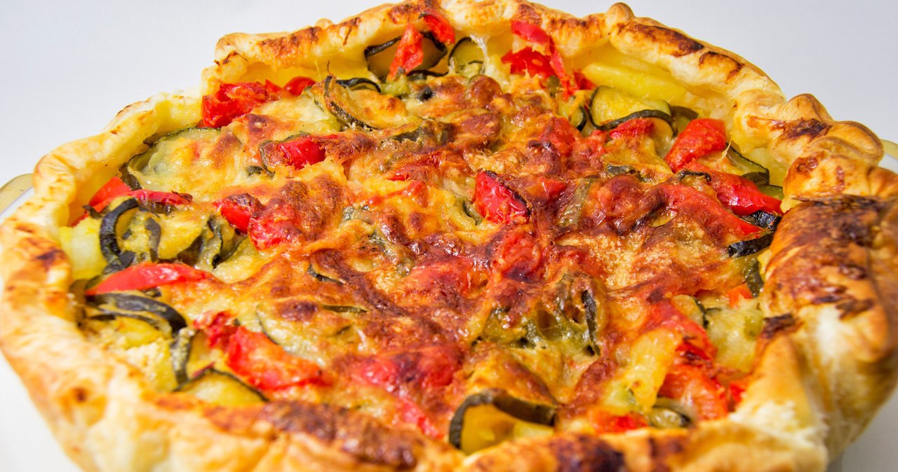 Ich schneide Zucchini, Paprika und Zwiebeln, mische Käse und Eier. Dieser französische Teig ist mein Sommerhit.
