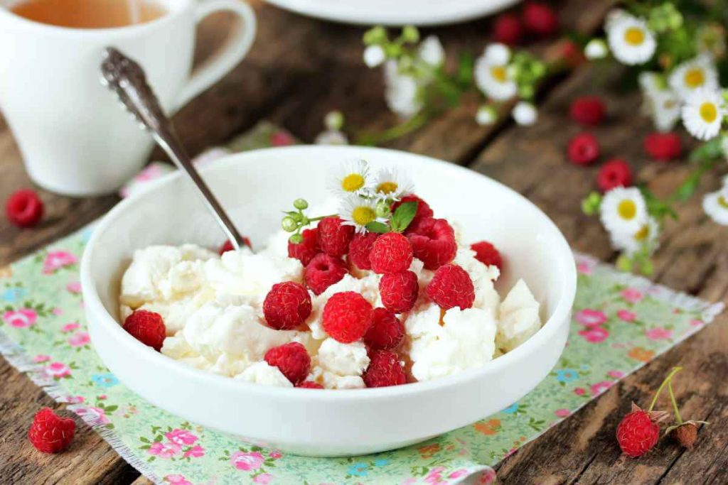 Mit Quark vermischen und zum Frühstück essen. Diese Kombination wirkt sich positiv auf den Darm aus.