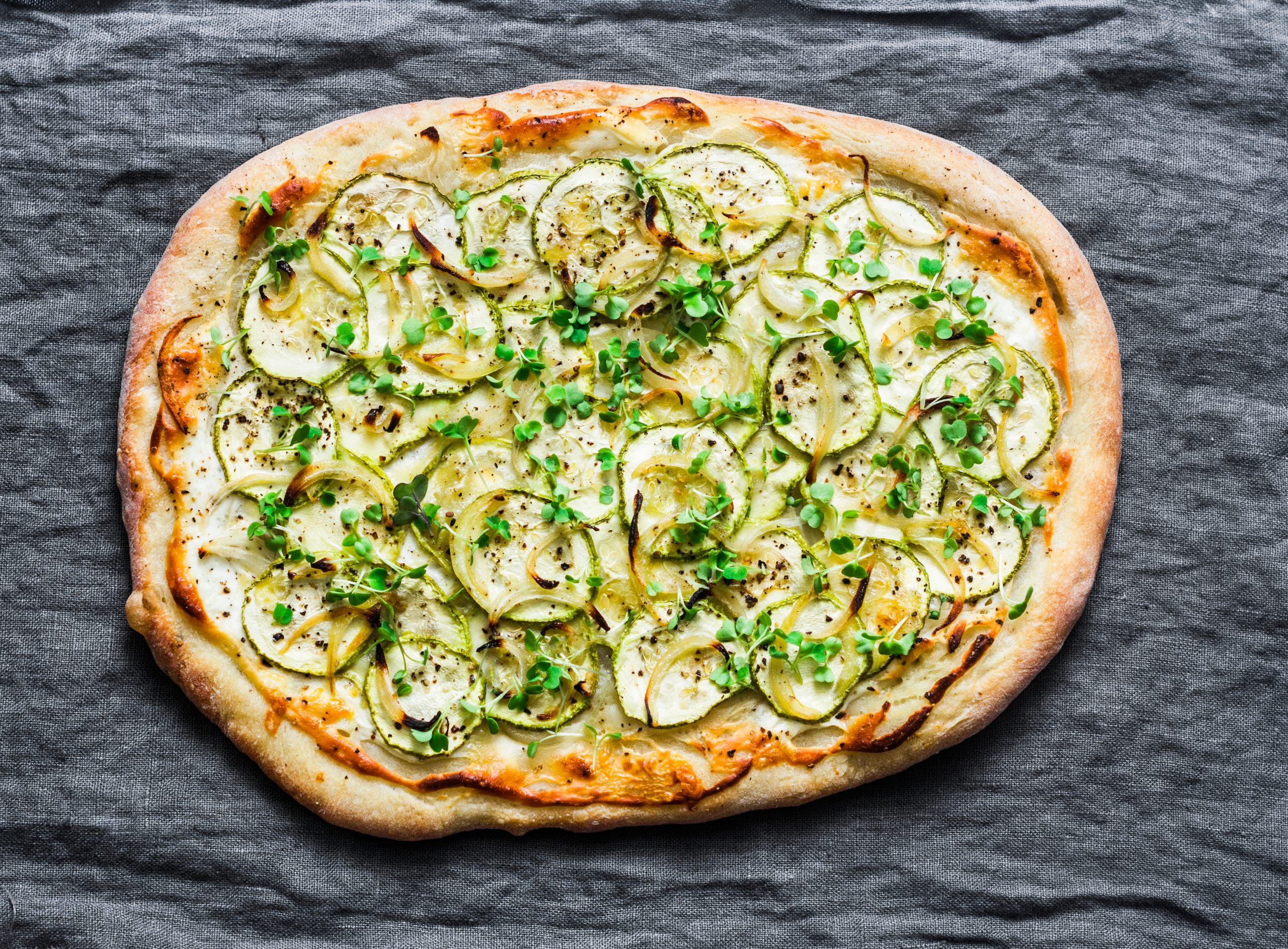 Ich schneide Zucchini, Paprika und Zwiebeln, mische Käse und Eier. Dieser französische Teig ist mein Sommerhit.