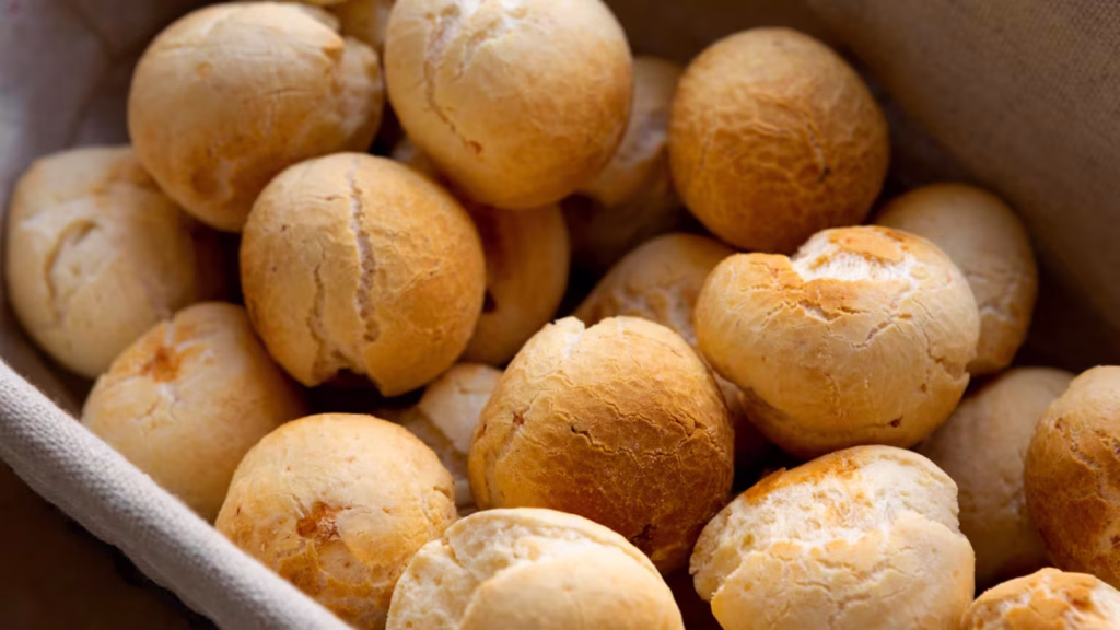 Glutenfrei: Rezept für Haferbrötchen, ideal als Snack Ein einfaches Rezept, das Sie zu Hause zubereiten und bei verschiedenen Gelegenheiten genießen können.