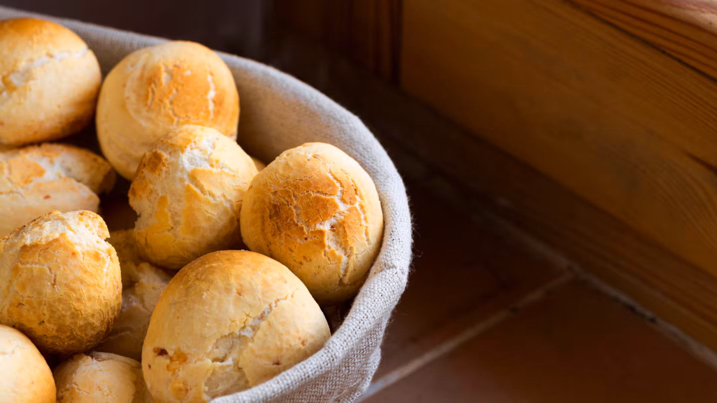 Glutenfrei: Rezept für Haferbrötchen, ideal als Snack Ein einfaches Rezept, das Sie zu Hause zubereiten und bei verschiedenen Gelegenheiten genießen können.
