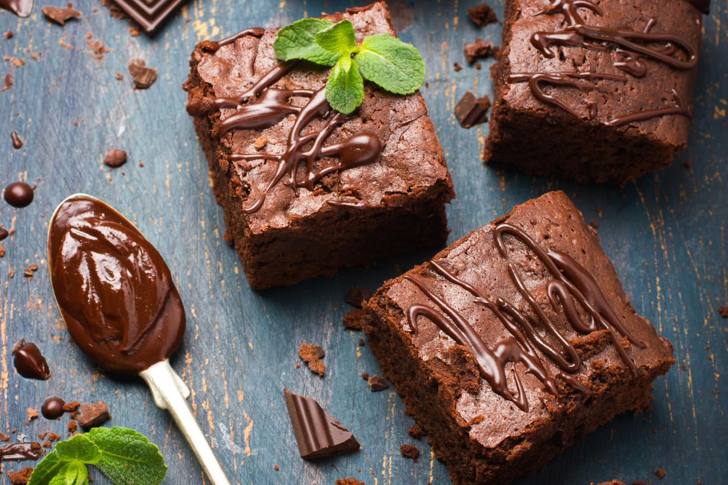 Ohne Backofen und in nur 20 Minuten: Der perfekte Sommerdessert ist ein halbgekühlter Kuchen mit Schokolade und Nüssen.