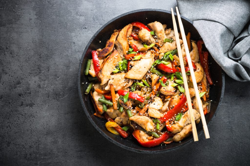 Hühnchen schmeckt wie chinesisches Essen zum Mitnehmen, wenn man 2 einfache Zutaten hinzufügt
