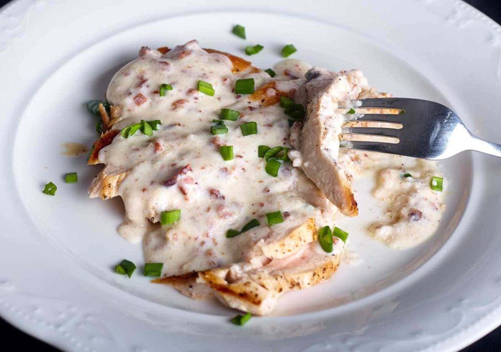 Hähnchen in Sahnesauce – ein sehr einfaches Rezept, das man immer wieder kochen möchte