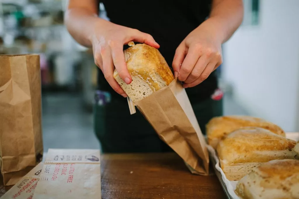 Kein Plastik, kein Tuch: Ein einfacher Trick vom Bäcker, um Brot mehrere Tage lang frisch zu halten
