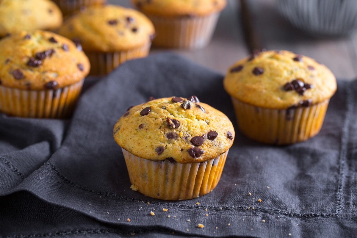 Joghurtkuchen und Schokolade ohne Mehl und Zucker: leicht und reichhaltig, ideal für Ihren nächsten Snack