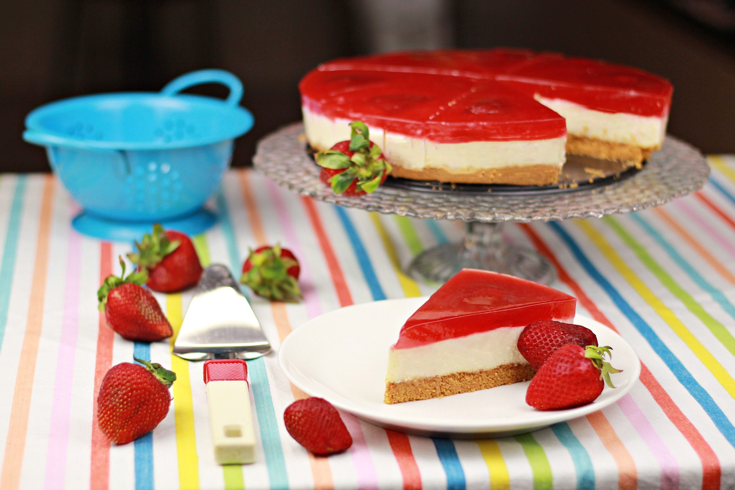 Kalter Käsekuchen mit Früchten und Gelee