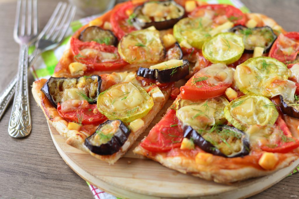 Ich schneide Zucchini, Paprika und Zwiebeln, mische Käse und Eier. Dieser französische Teig ist mein Sommerhit.