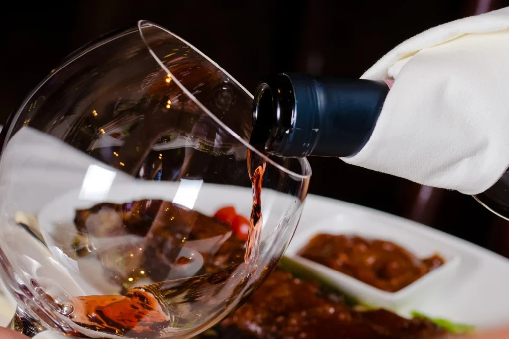 Wichtiger Hinweis eines Kellners: Trinken Sie niemals Wein in einer Bar oder einem Restaurant, wenn Sie dies sehen