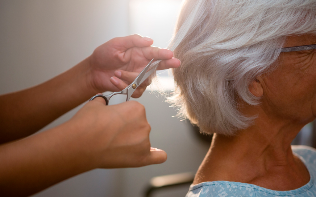 Friseur: „Man sagt, dass man sich mit 50 Jahren die Haare schneiden lassen sollte, um jünger auszusehen, aber das ist ein großer Fehler.“